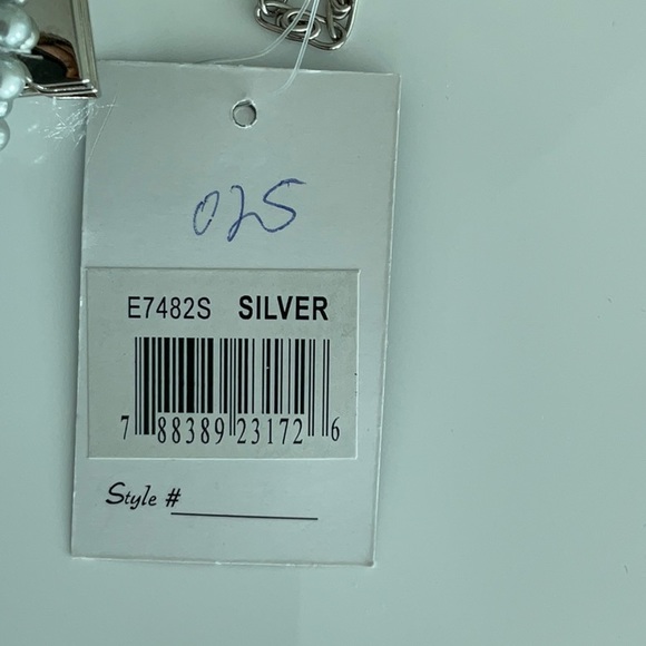 Evening bag , NWT , silver pearl, sparkling closure , chain+rope handle. 8x 6 in - Picture 2 of 5